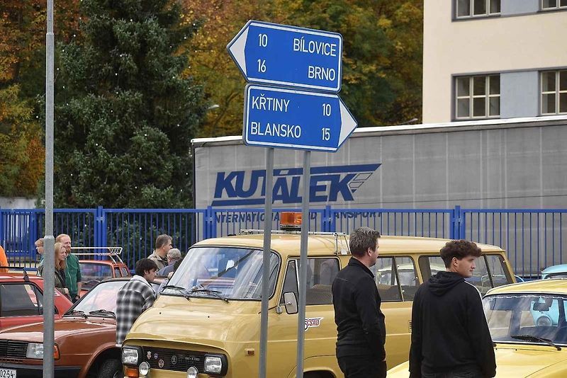 Historie na silnici! Fanoušci starých vozů zaplnili centrum Adamova. Na tradiční Doklikované.