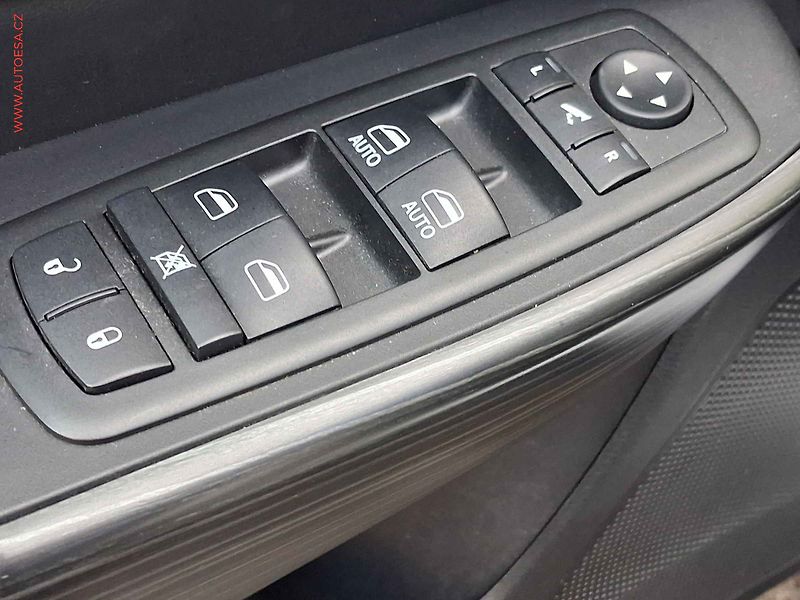 Jeep Cherokee (2015) 2.0 MJT 4x4, Limited, AT, - fotka 11 z 20
