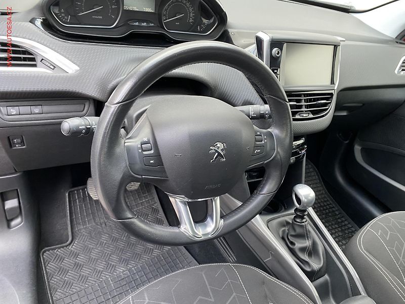 Peugeot 2008 (2018) 1.2 PT, ČR, Allure, park. - fotka 13 z 17