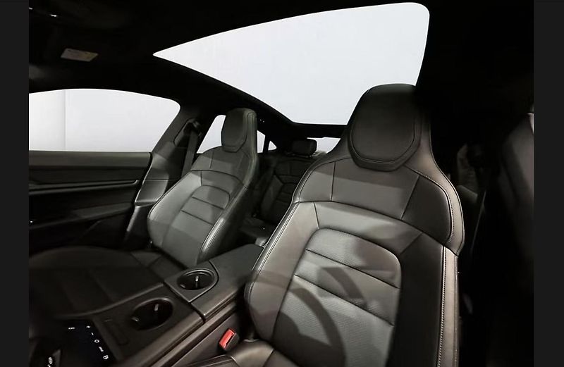 Porsche Taycan 93 kWh Panorama - fotka 13 z 25