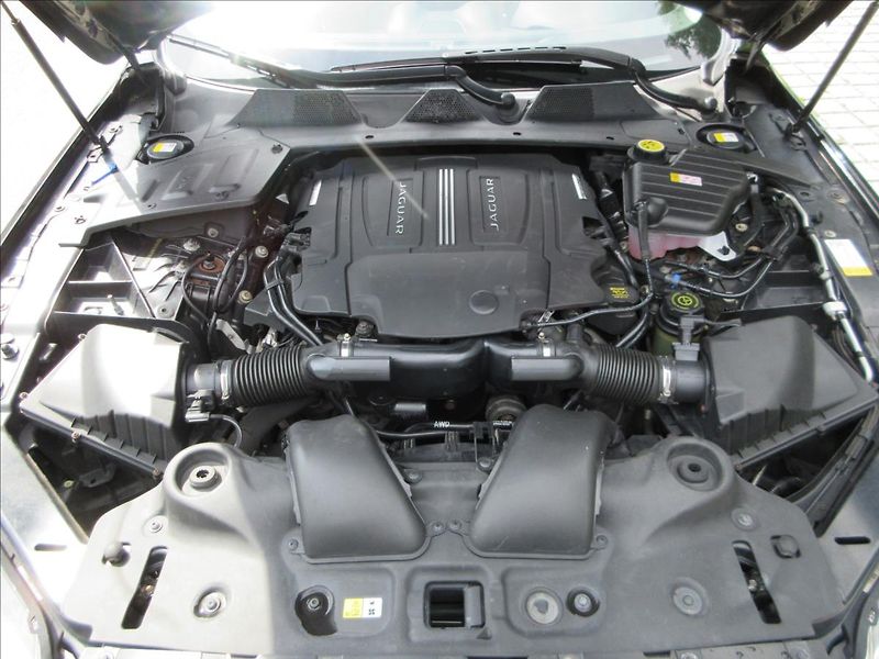 Jaguar XJ 3,0 V6, 4x4, Panorama, Nové ČR - fotka 35 z 37