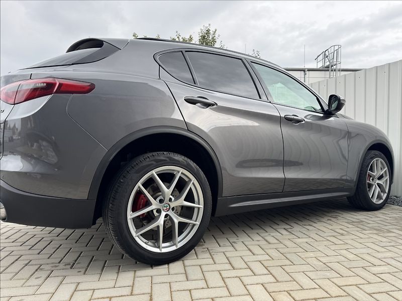 Alfa Romeo Stelvio 2,0 T 206kW Q4 AT8 ZF 4X4 - fotka 17 z 50