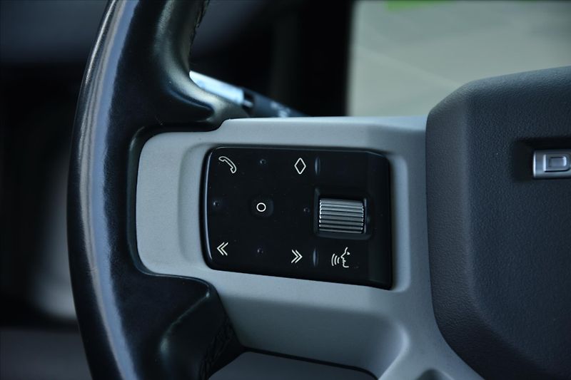 Land Rover Defender P110 3.0D 221kW ČR DPH - fotka 15 z 30