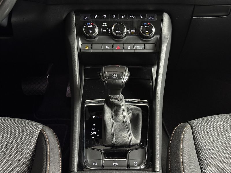 Škoda Karoq 1,5 TSi  DSG Clever Virtual LE - fotka 16 z 45