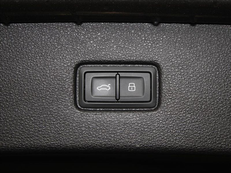 Audi Q7 3,0 50TDi S-Line 45tkm. 1.maj. - fotka 26 z 28