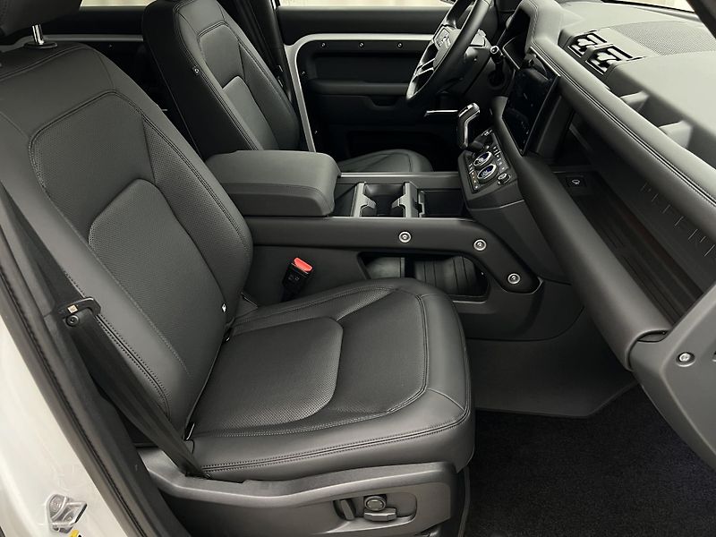 Land Rover Defender 110 D250 X-DYNAMIC SE 1. maj.  - fotka 19 z 47