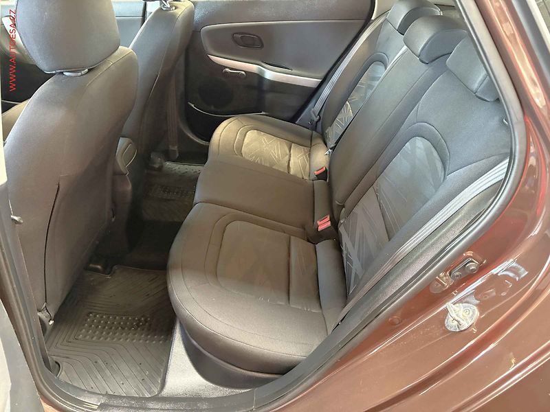 Kia Ceed (2013) 1.4i, ČR, servis.kniha, AC - fotka 10 z 14