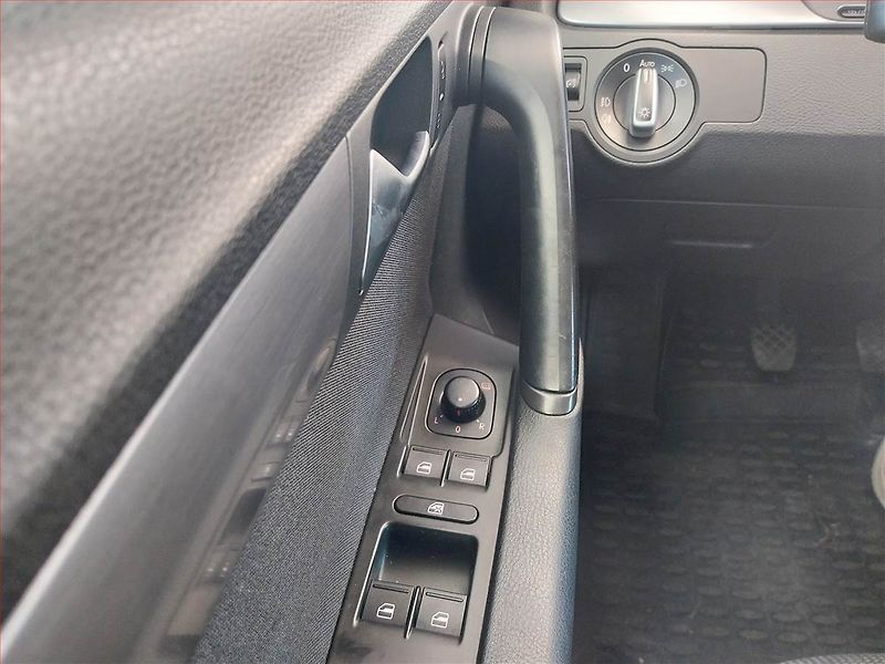 Volkswagen Passat (2015) 2.0 TDI, Navi, Xenony - fotka 17 z 17