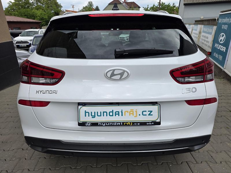 Hyundai i30 1.5-1.MAJITEL-NAVI-KAMERA - fotka 12 z 26