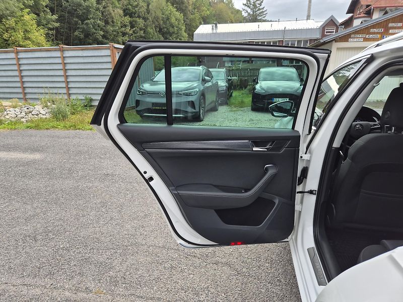 Škoda Superb Combi 2,0TDi 110kw DSG 17ALU - fotka 42 z 53