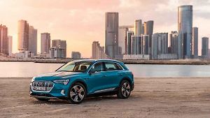 Audi E-Tron při testech v Dubaji