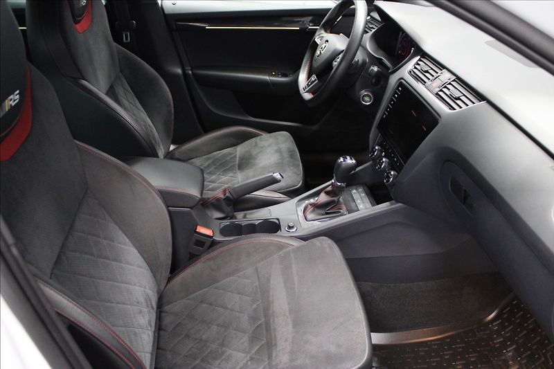 Škoda Octavia 2,0 TDI RS DSG 4x4 virtual pan - fotka 10 z 33