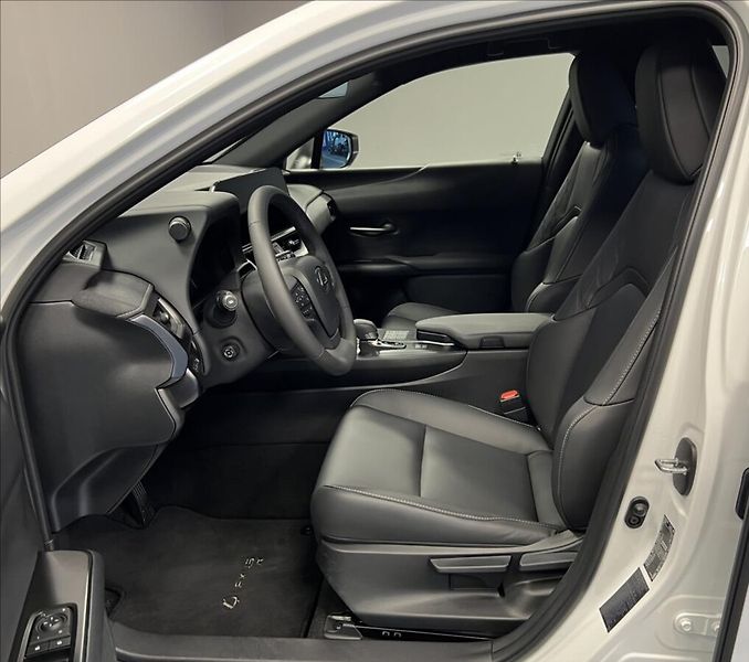 Lexus UX 300h 300H 2,0 HEV F SPORT DESIGN - fotka 6 z 18