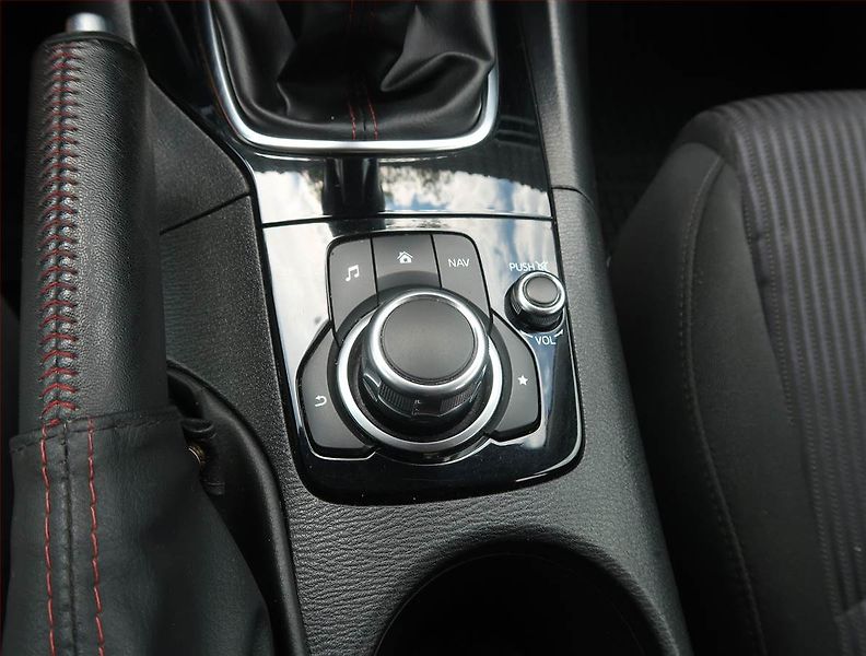 Mazda 3 (2015) 1.5 Skyactiv-G, Xenony - fotka 17 z 18