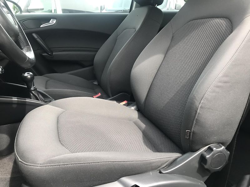 Audi A1  1.6 TDI 66,KLIMA,ČR,KM.. - fotka 10 z 17