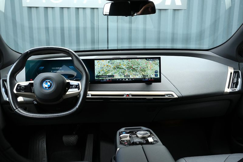 BMW iX 40, SoH 96,8%, SkyLounge,Tažné - fotka 11 z 37