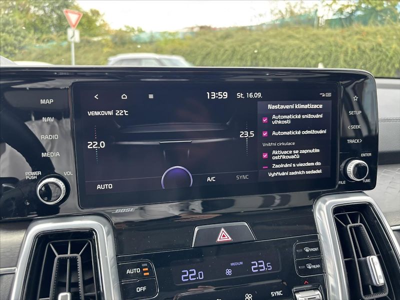 Kia Sorento 2,2 D 4x4 AT TOP ZÁRUKA 7MÍST - fotka 26 z 50