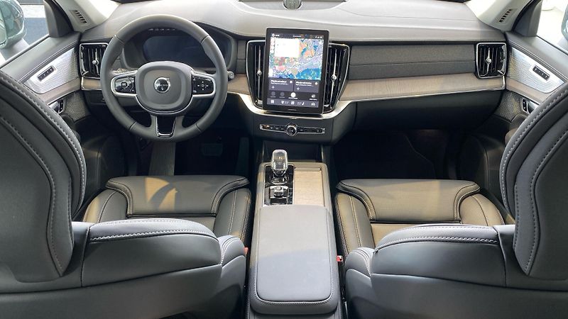 Volvo XC90 (2026) PLUS BRIGHT, B5 AWD, 184+10 kW - fotka 12 z 14