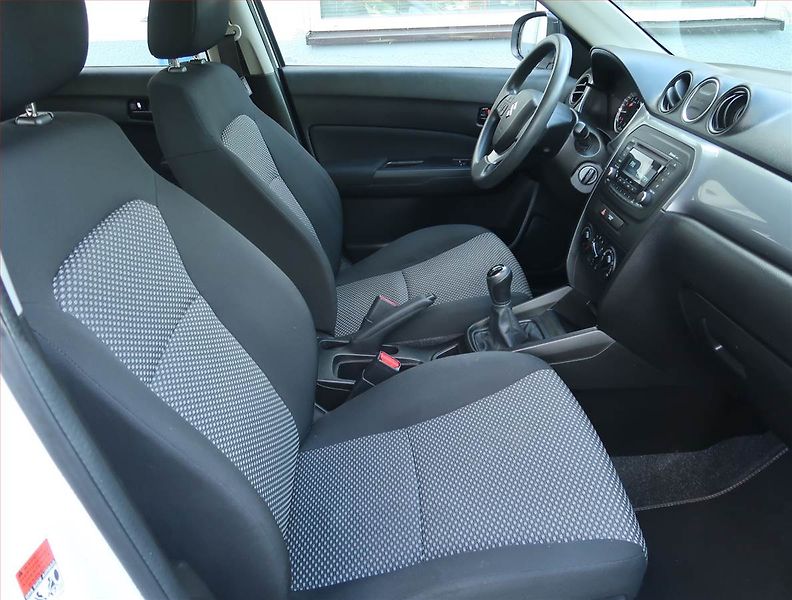 Suzuki Vitara (2016) 1.6 VVT, Park. senzory - fotka 9 z 15