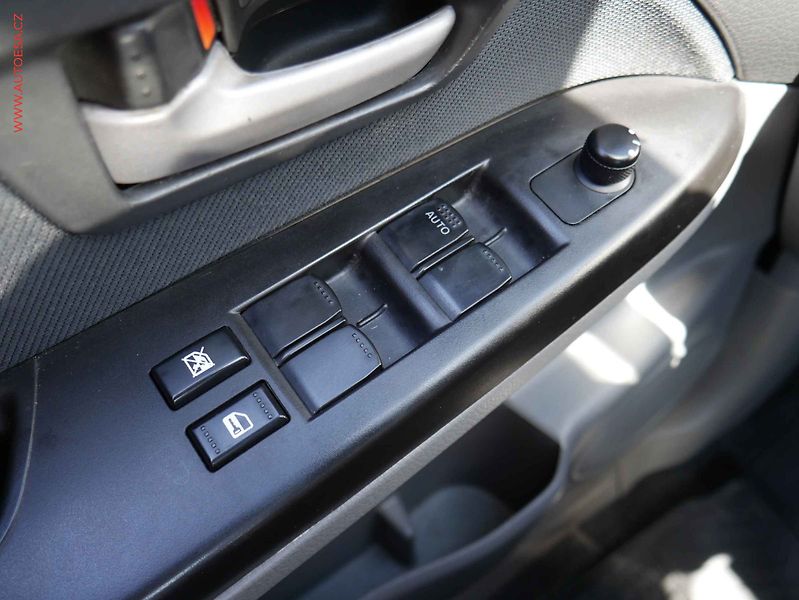 Suzuki SX4 (2006) 1.6i 4x4, AC, park.kamera - fotka 11 z 19