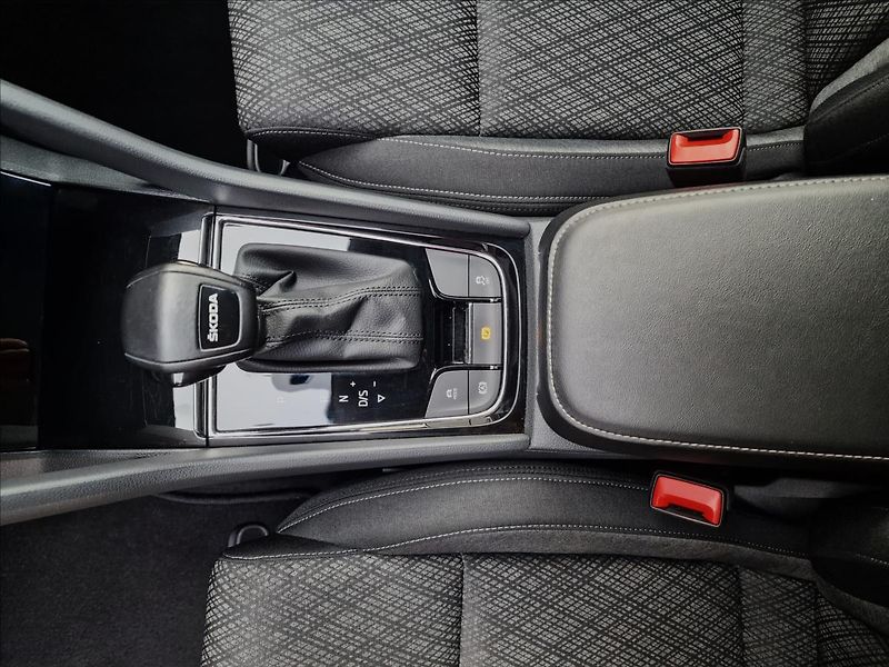 Škoda Karoq 2.0TDI DSG Style,ČR,1.Majitel - fotka 37 z 50