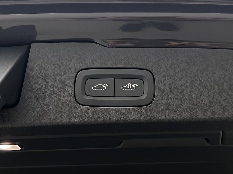 Volvo V60 B4 DARK PLUS AUT - fotka 43 z 45