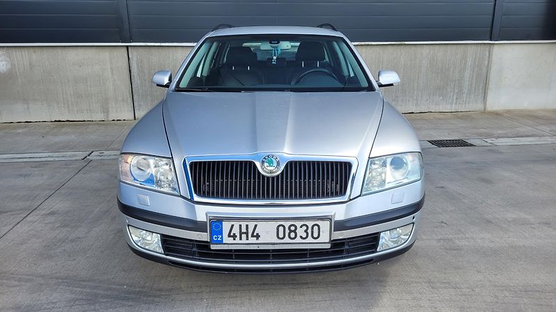 Škoda Octavia 1,6 FSI 85 KW ELEGANCE - fotka 2 z 23