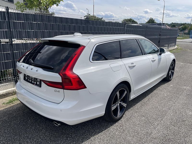Volvo V90 (2019) 2.0 D4 140kW MOMENTUM - fotka 4 z 32
