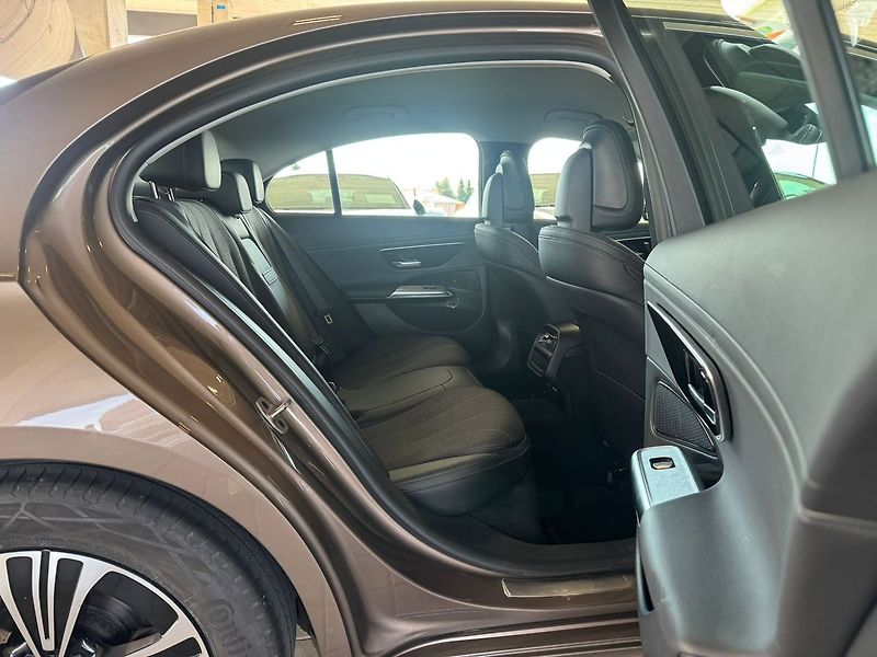 Mercedes-Benz Třídy E E 220d 4MATIC - fotka 15 z 20