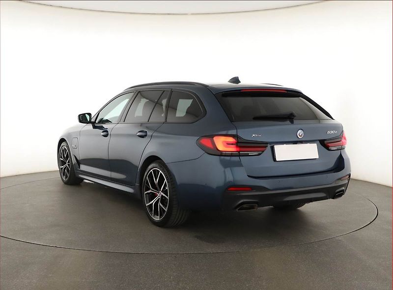 BMW Řada 5 (2022) 530e xDrive - fotka 4 z 22