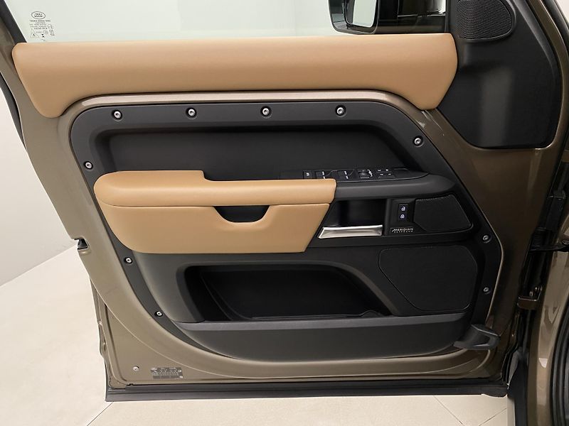 Land Rover Defender 110 D300 X-DYNAMIC HSE AWD CZ - fotka 7 z 54