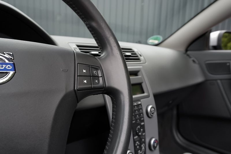 Volvo C70 2.4 D5 MOMENTUM - fotka 27 z 34