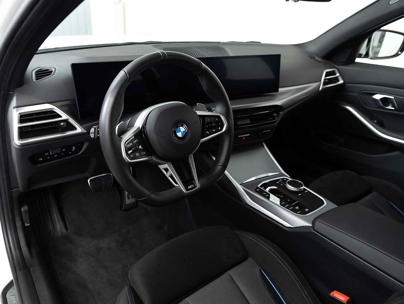 BMW Řada 3 330i xDrive Touring - fotka 11 z 21