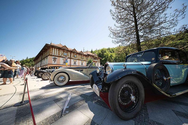 Automobilové skvosty byly k vidění v sobotu v lázeňském městě, kde se při závěru akce Concours d’Elegance Luhačovice 2026 představilo více než 50 historických automobilů z několika evropských zemí.