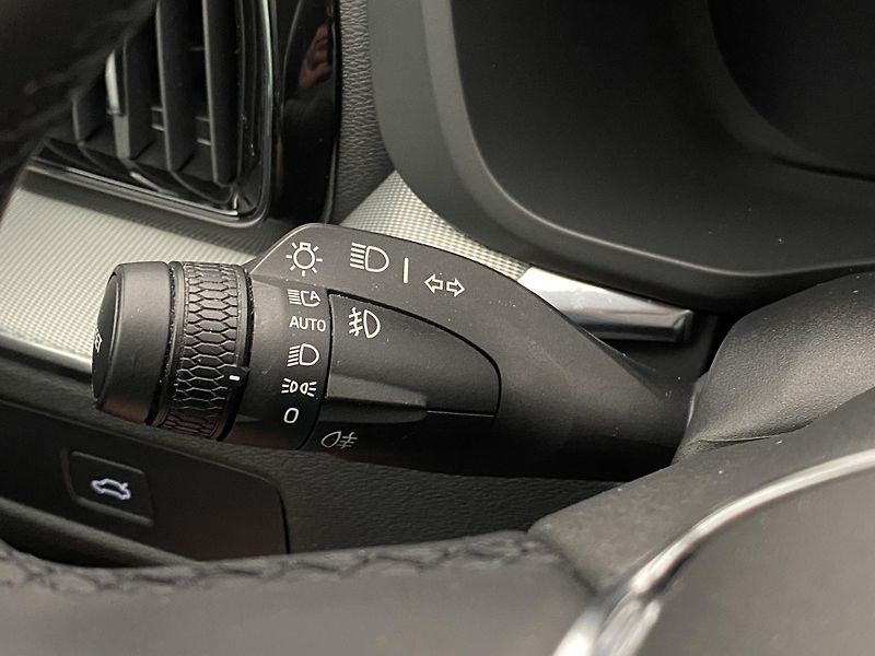 Volvo XC60 B5 AWD DARK PLUS AUT CZ - fotka 21 z 60