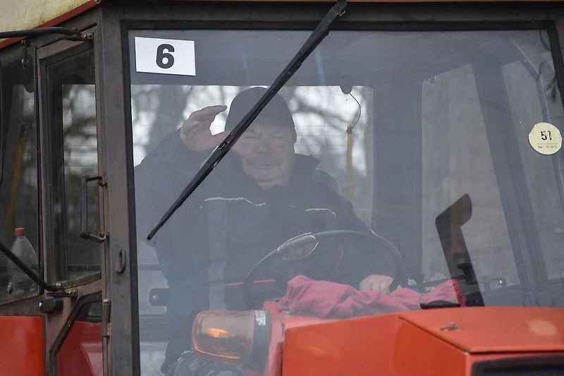 Táta, brácha a já, jedeme v tom spolu. V Suchém pořádali v pondělí vánoční jízdu traktorů.