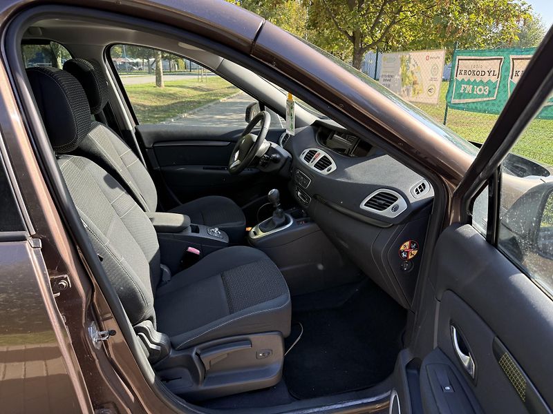 Renault Grand Scénic 1.4 TCe Dynamique - fotka 22 z 30