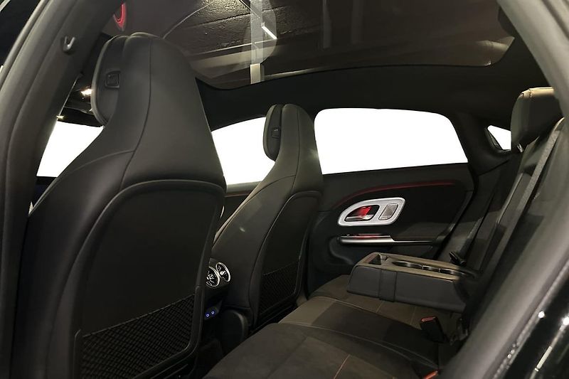 Mercedes-Benz CLA 350 4M AMG Pano 360 Burm HuD - fotka 12 z 25