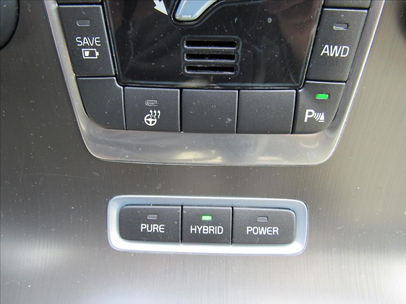 Volvo V60 2,4 D6 AWD Plug-in Hybrid - fotka 23 z 41