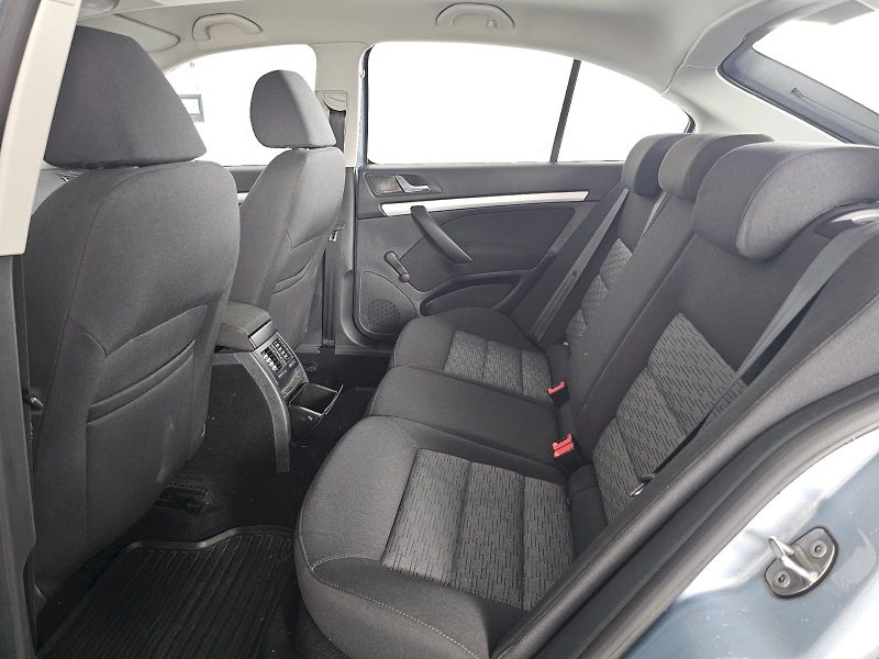 Škoda Octavia (2011) 1.6TDI 77kW Ambiente plus - fotka 7 z 20