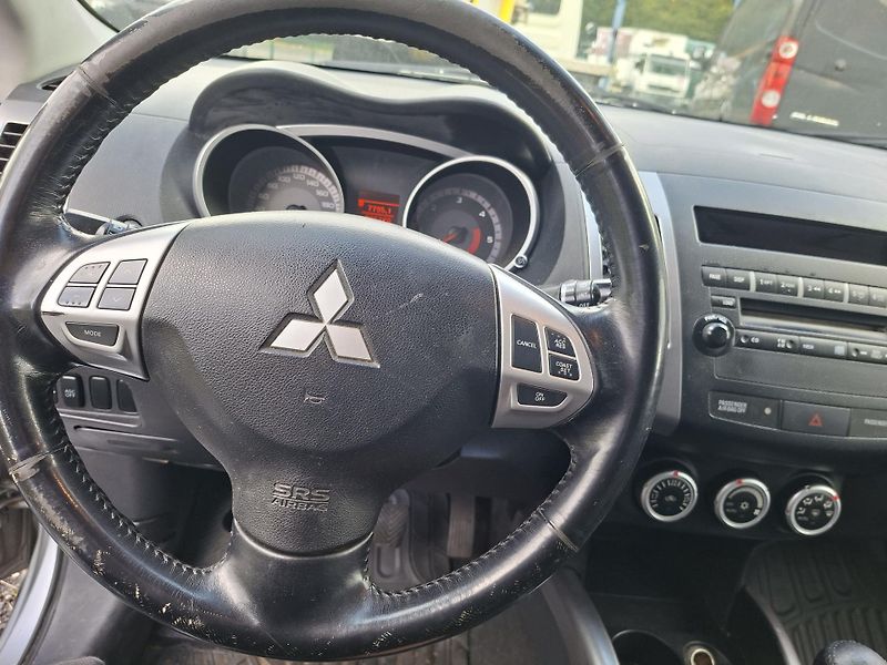 Mitsubishi Outlander (2008) 2.0 DI D 4X4 TZ - fotka 12 z 14