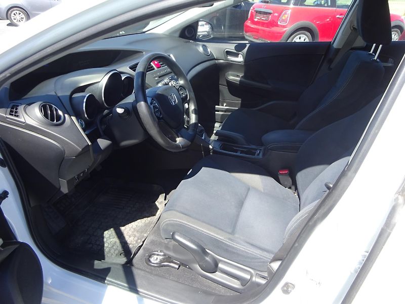 Honda Civic 1.8 i-VTEC 104kW TOURING - fotka 4 z 24
