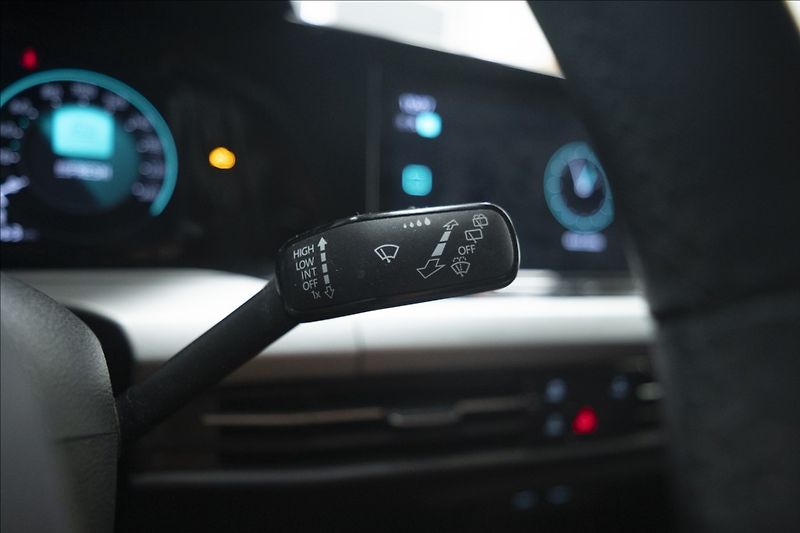 Volkswagen Golf 1,5 TSI KEYLESS KAMERA VÝHŘEV - fotka 27 z 42