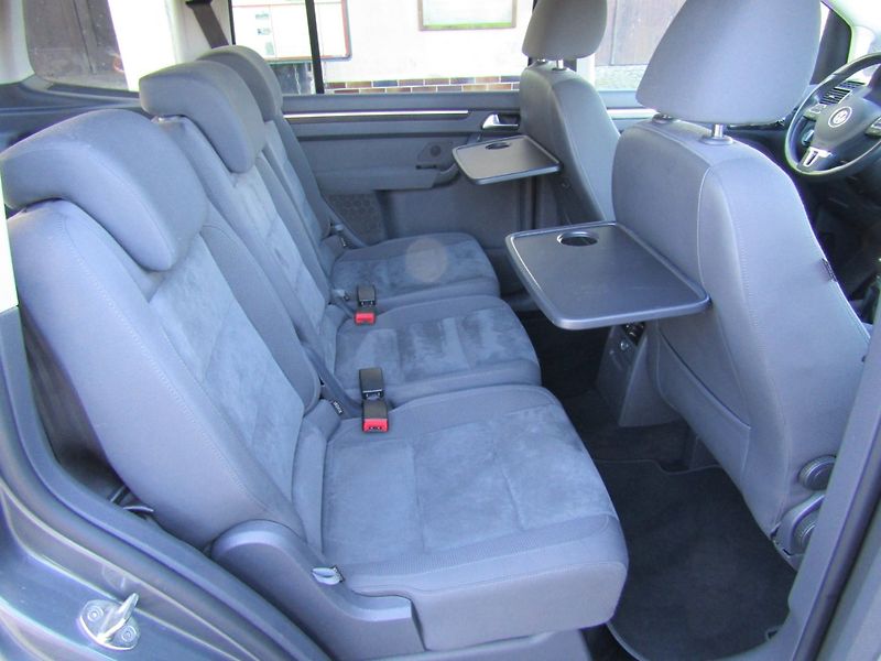 Volkswagen Touran (2011) 1.6 TDI 77kW  ROZVODY - fotka 27 z 47