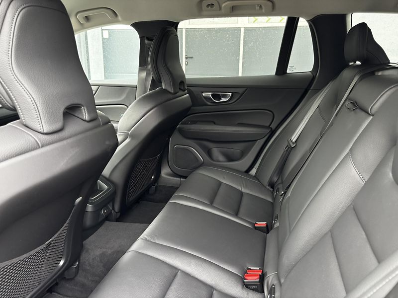 Volvo V60 (2025) Plus 2.0i B4 MHEV (145 kW) - fotka 11 z 12