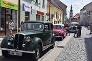 Ze startu XIV. Slánského okruhu - průjezd Londou.