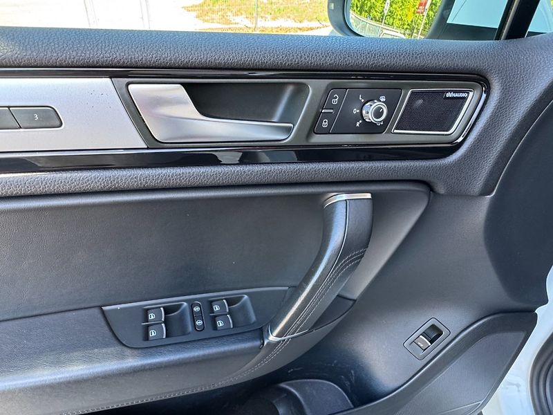 Volkswagen Touareg (2012) 3.0 TDi R-LINE 4motion - fotka 25 z 49