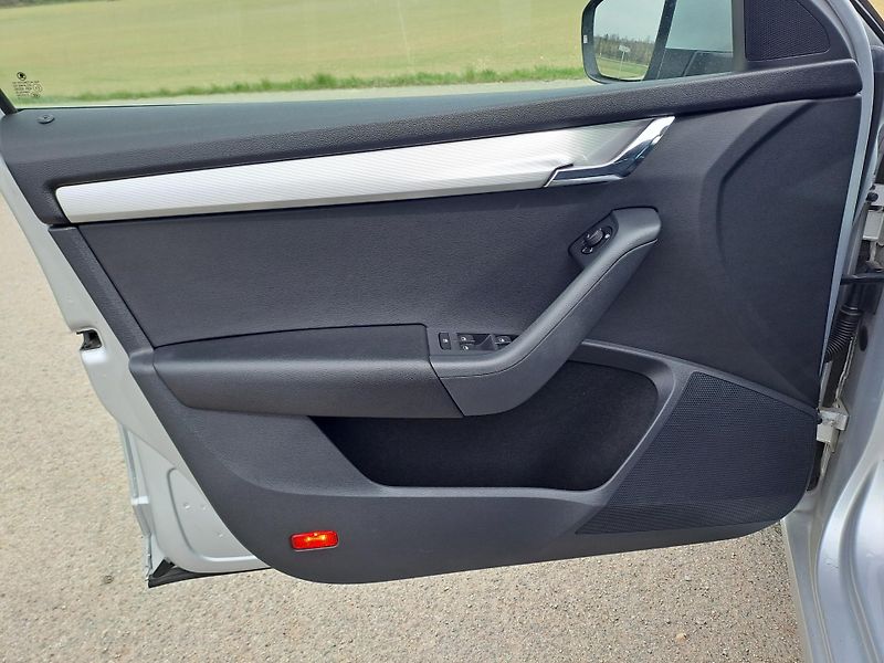 Škoda Octavia (2014) 1.6 TDi DSG PĚKNÝ STAV - fotka 12 z 33