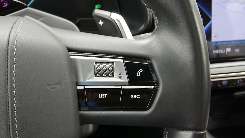 DS Automobiles DS7 Crossback 1.6 E-TENSE 4x4 Pluq-in Hybrid - fotka 12 z 25