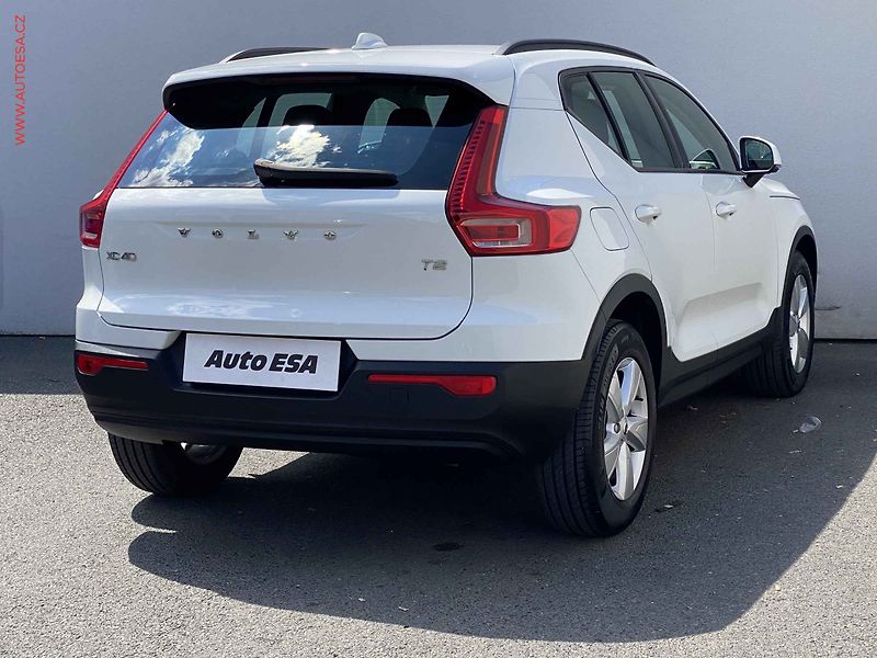 Volvo XC40 (2021) 1.5i, ČR, Momentum, AT, LED - fotka 4 z 17